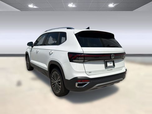 Used 2025 Volkswagen Taos SE FWD image 3