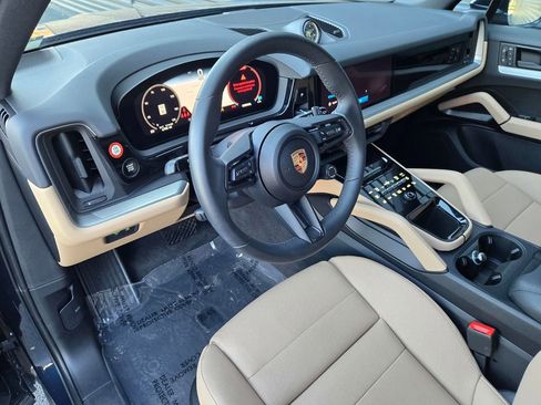 Certified 2025 Porsche Cayenne image 4