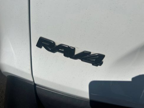Used 2019 Toyota RAV4 XLE Premium w/ Cold Weather Package AWD/4WD image 5