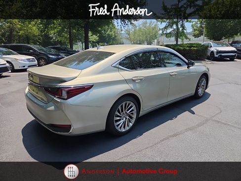 Used 2022 Lexus ES 300h Ultra Luxury w/ Accessory Package 2 FWD image 6