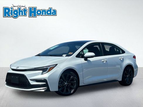 Used 2025 Toyota Corolla SE FWD image 2