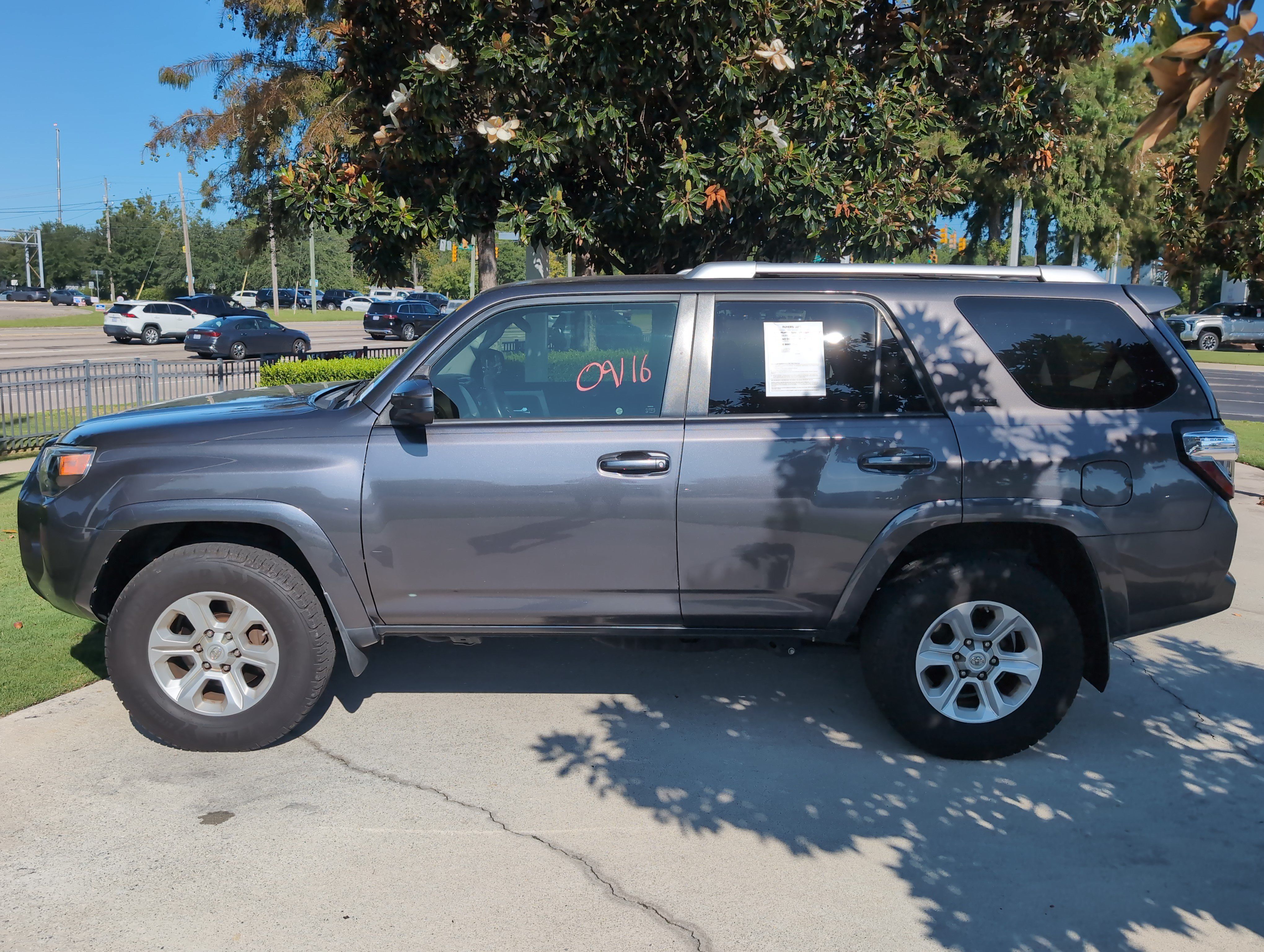 Used 2016 Toyota 4Runner SR5 AWD/4WD image 7