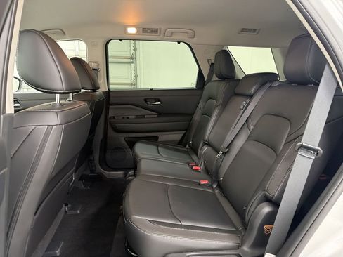 Certified 2025 Nissan Pathfinder SL w/ Cargo Package AWD/4WD image 17