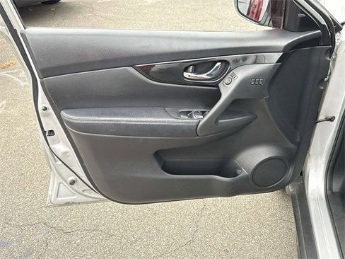 Used 2018 Nissan Rogue SL w/ Premium Package image 14