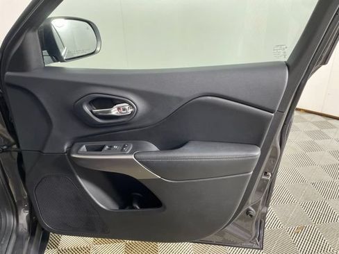 Used 2019 Jeep Cherokee Limited AWD/4WD image 25