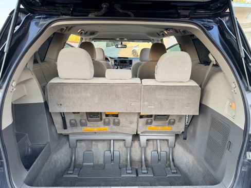 Used 2014 Toyota Sienna LE AWD/4WD image 9
