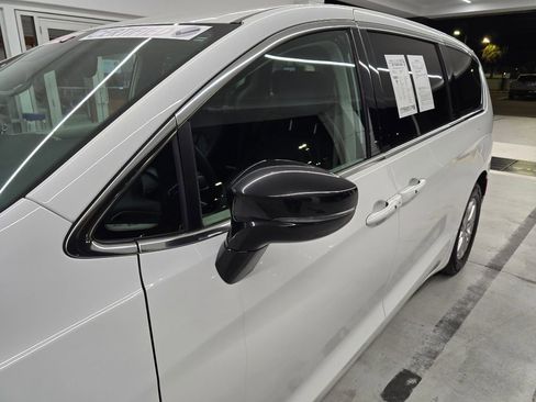 Used 2024 Chrysler Pacifica Touring-L image 10