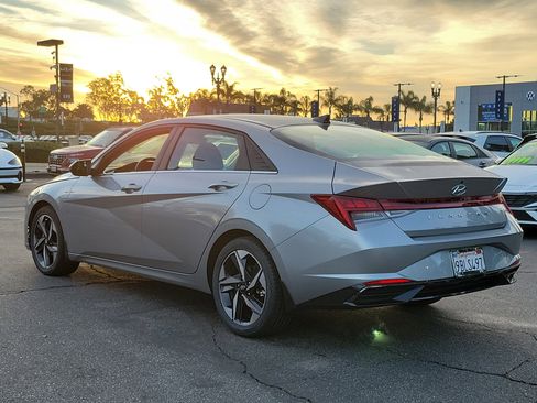 Certified 2022 Hyundai Elantra SEL w/ Convenience + Premium Package image 28