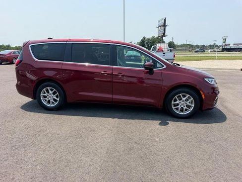 Used 2023 Chrysler Pacifica Touring-L FWD image 4