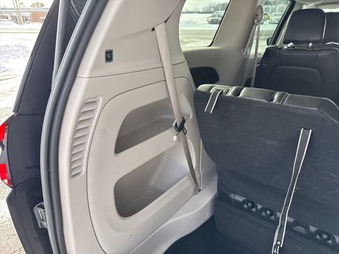 Used 2024 Chrysler Pacifica Touring-L image 17