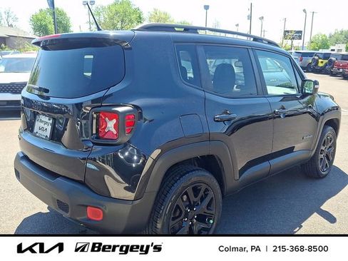 Used 2016 Jeep Renegade Latitude AWD/4WD image 5
