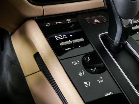 Certified 2025 Porsche Macan image 18