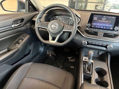 Used 2025 Nissan Altima 2.5 SV FWD image 34