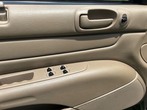 Used 2002 Chrysler Sebring LX image 10