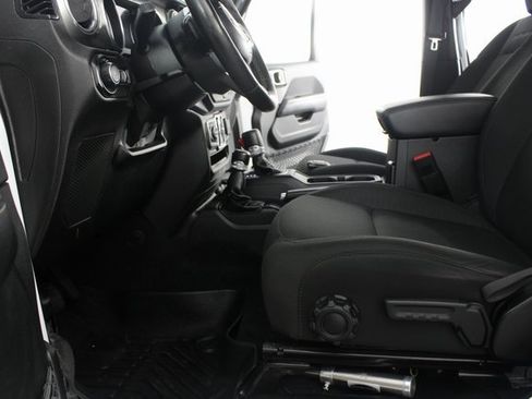 Used 2020 Jeep Wrangler Unlimited Sahara image 15