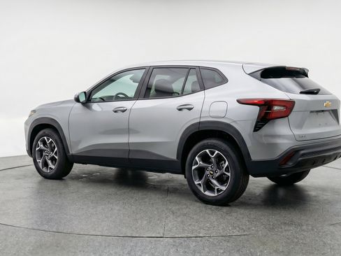 Used 2025 Chevrolet Trax LT w/ LT Convenience Package FWD image 6