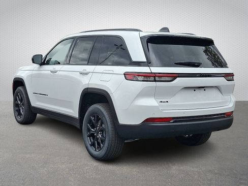 New 2025 Jeep Grand Cherokee Altitude image 4