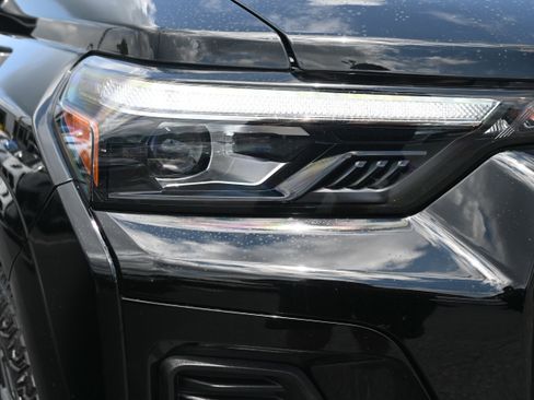 Used 2025 Chevrolet Colorado Z71 w/ Technology Package image 12