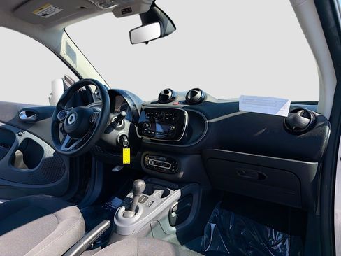 Used 2016 smart fortwo passion RWD image 5