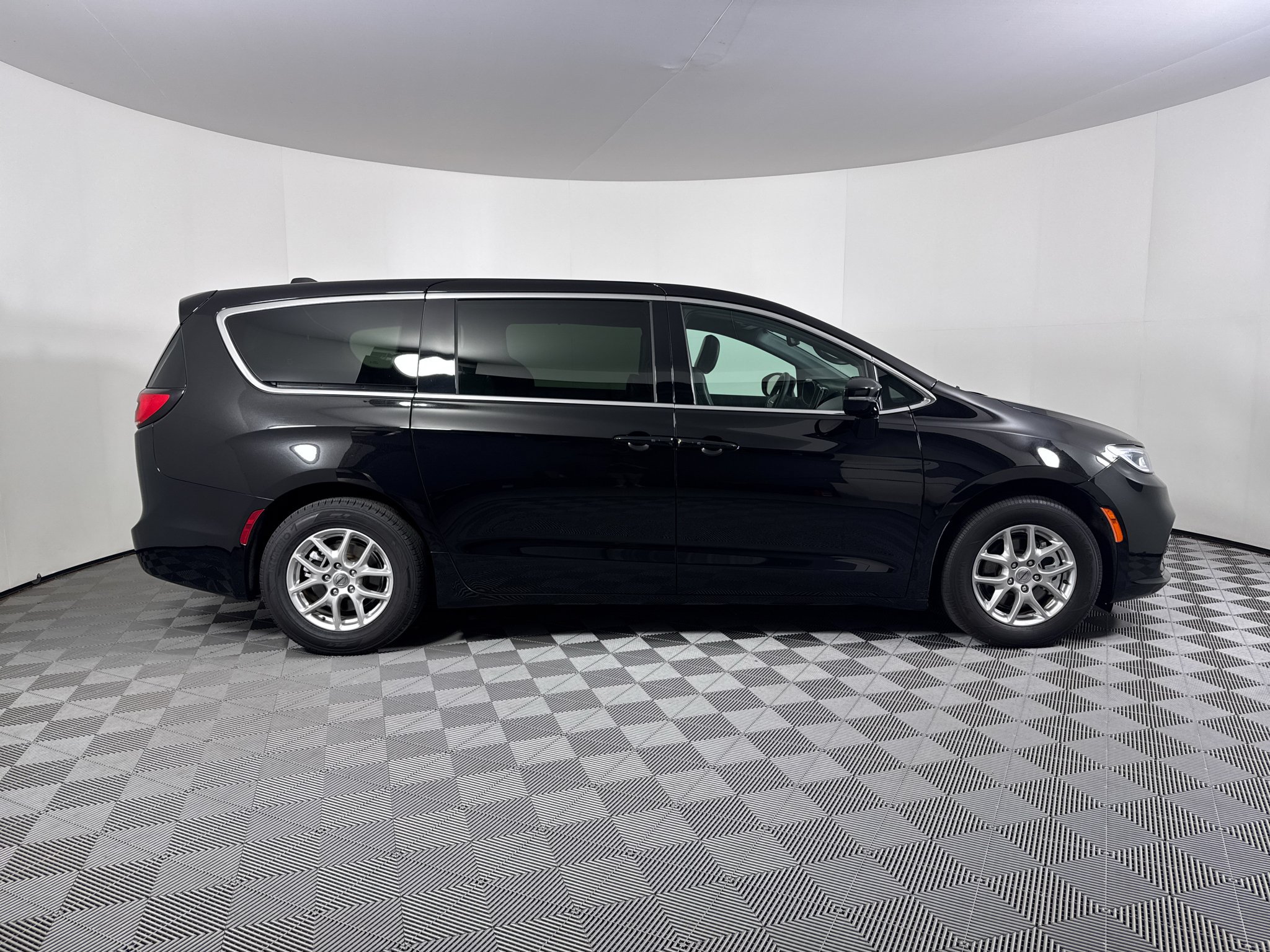 Used 2025 Chrysler Pacifica Select FWD image 17