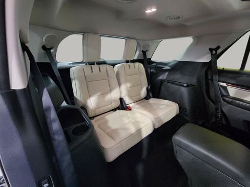 Used 2018 Ford Explorer Platinum AWD/4WD image 11