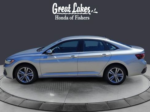 Used 2024 Volkswagen Jetta SE FWD image 2