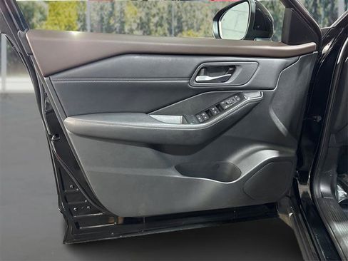 Used 2022 Nissan Rogue SV w/ SV Premium Package image 18