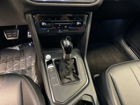 Certified 2022 Volkswagen Tiguan SE R-Line FWD image 28