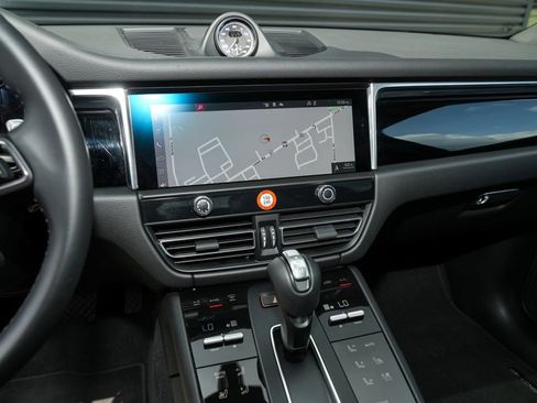 Certified 2026 Porsche Macan AWD/4WD image 27