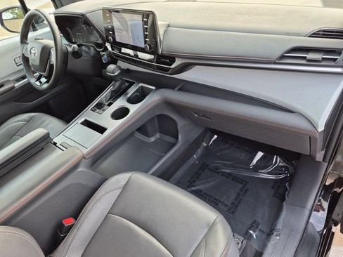 Used 2021 Toyota Sienna XSE FWD image 20