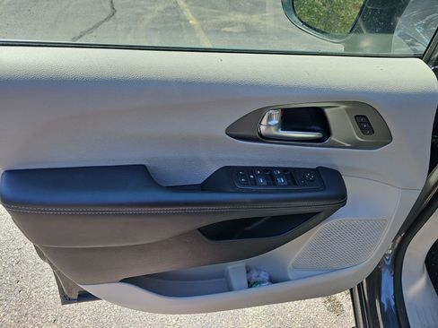 Used 2023 Chrysler Pacifica Touring-L FWD image 20