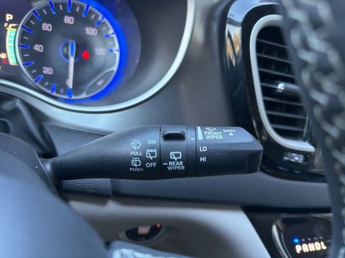 Used 2024 Chrysler Pacifica Touring-L image 25