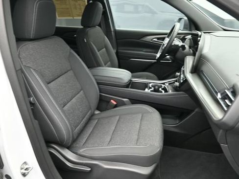 Used 2025 Chevrolet Traverse LT w/ Driver Confidence Package AWD/4WD image 32