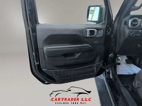 Used 2018 Jeep Wrangler Unlimited Sahara w/ LED Lighting Group AWD/4WD image 10