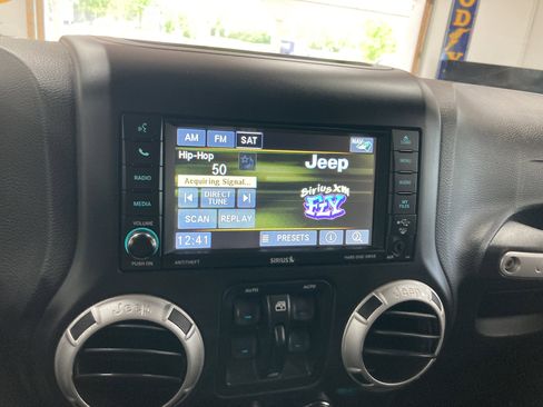 Used 2017 Jeep Wrangler Unlimited Rubicon AWD/4WD image 26