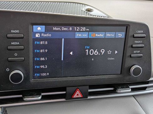 Used 2024 Hyundai Elantra SE image 24