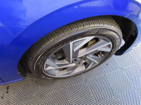 Used 2025 Hyundai Elantra Sport FWD image 9