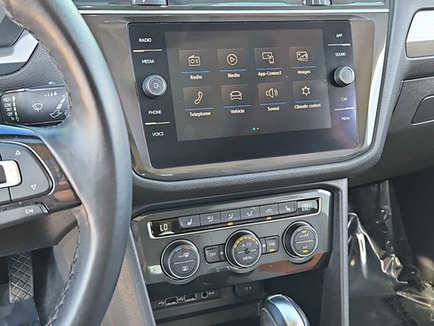 Used 2018 Volkswagen Tiguan SE w/ Panoramic Sunroof Package image 28