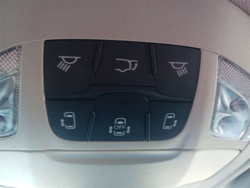 Used 2024 Chrysler Pacifica Touring-L image 25