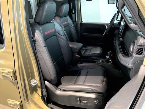 Used 2025 Jeep Wrangler Unlimited Rubicon w/ Convenience Group AWD/4WD image 22