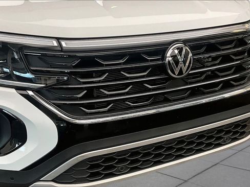 Used 2025 Volkswagen Atlas Cross Sport SE w/ Panoramic Sunroof Package FWD image 32