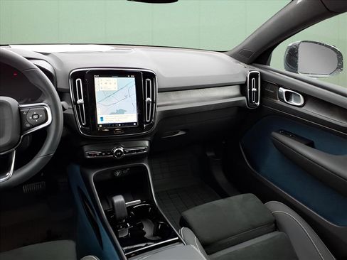Used 2023 Volvo C40 P8 Recharge Ultimate image 9