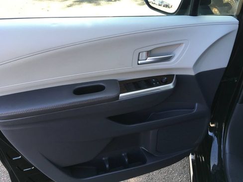 Used 2022 Toyota Sienna XLE FWD image 19