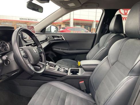 Used 2024 Mitsubishi Outlander SE Black Edition FWD image 9