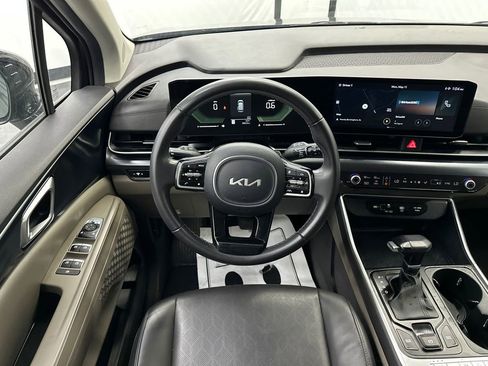 Used 2025 Kia Carnival FWD image 24