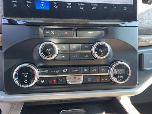 Used 2024 Ford Expedition Limited image 21