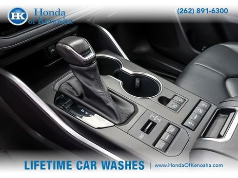 Used 2021 Toyota Highlander XLE AWD/4WD image 23