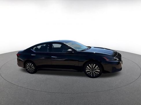 Used 2025 Nissan Altima 2.5 SV FWD image 2