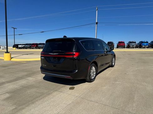 Used 2023 Chrysler Pacifica Touring-L image 5