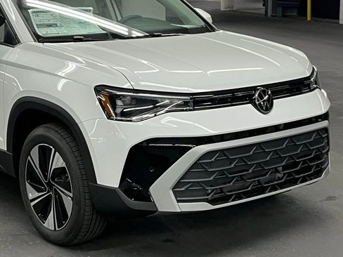 New 2025 Volkswagen Taos SE image 40